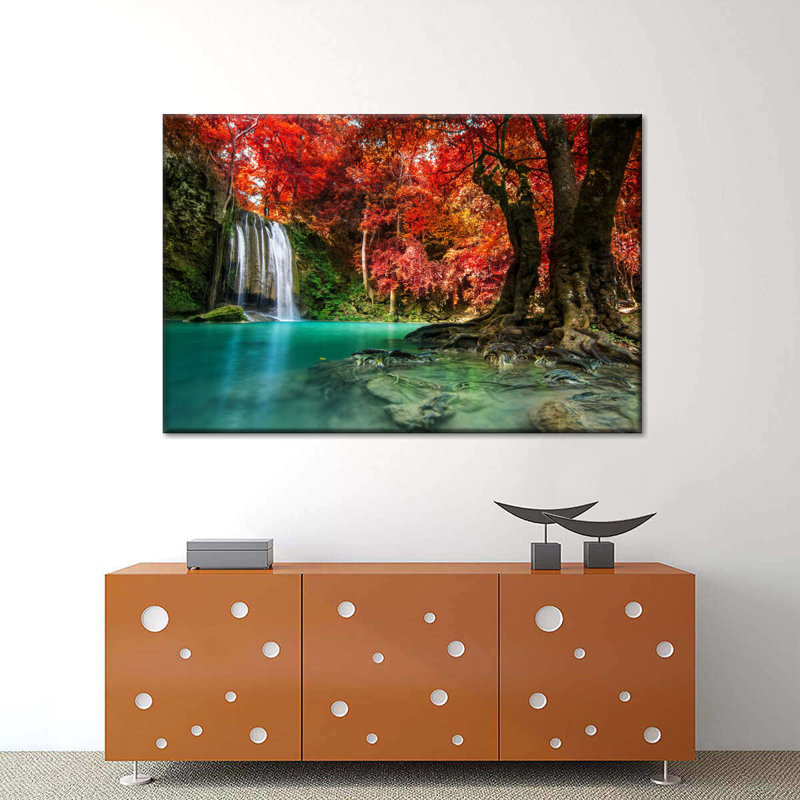 «Red Waterfall», reproduction sur toile, H 24 po x l 36 po x P 1,25 po