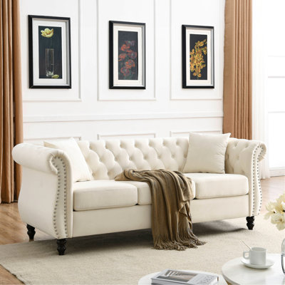 Velours beige pour le salon. 3 places avec coussins et garniture cloutée. Accoudoirs roulés, cadre. Mousse douce, 2 coussins. Chambre à coucher, bureau. Capacité de charge de 250 lb. Assemblage requis 80 po beige.