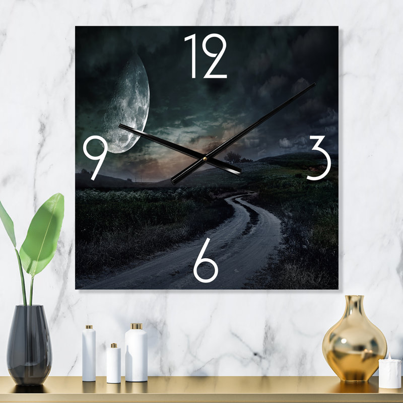Horloge murale de campagne à travers la prairie sous la pleine lune, Médium