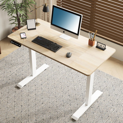 Bureau debout électrique moderne de couleur chêne, réglable en hauteur de 27,75 po à 45,86 po, base stable en T et prises intégrées