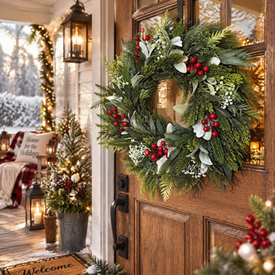 Couronne de Noël de 60 cm pour porte d'entrée, feuillage d'hiver réaliste avec baies rouges et feuilles d'oreilles d'agneau, couronne rustique de style ferme pour mur, fenêtre ou foyer, intérieur/extérieur