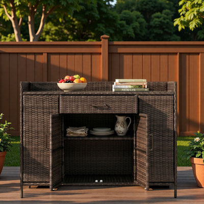 Armoire de rangement extérieure en rotin résistant aux intempéries avec bureau en verre trempé, grand tiroir et tablettes réglables
