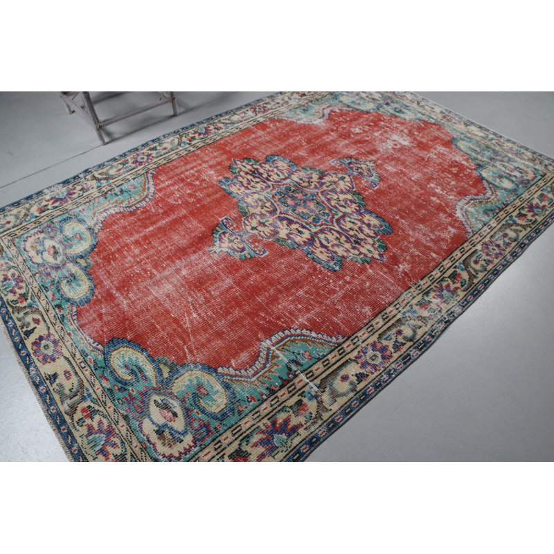 Tapis turc rétro avec médaillon rouge et bleu pour une décoration bohémienne unique