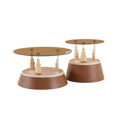Ensemble de tables basses gigognes brunes et dorées d'inspiration luxueuse. Ensemble de tables basses à deux niveaux avec verre trempé teinté au thé. Table basse ronde de salon, ensemble de deux pièces.