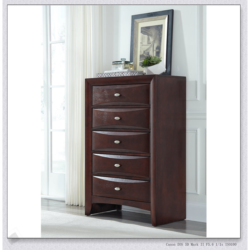 Élégante commode en bois au fini merlot avec tiroirs spacieux, parfaite pour les chambres à coucher modernes et traditionnelles.