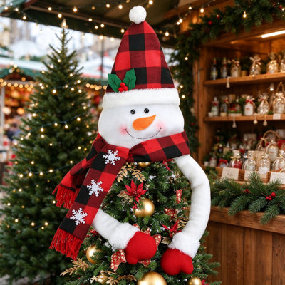 Décoration de Noël en forme de bonhomme de neige en peluche de 34,6 pouces de large, avec un chapeau et une écharpe à carreaux rouges en forme de buffle décorant le sommet de l'arbre de Noël