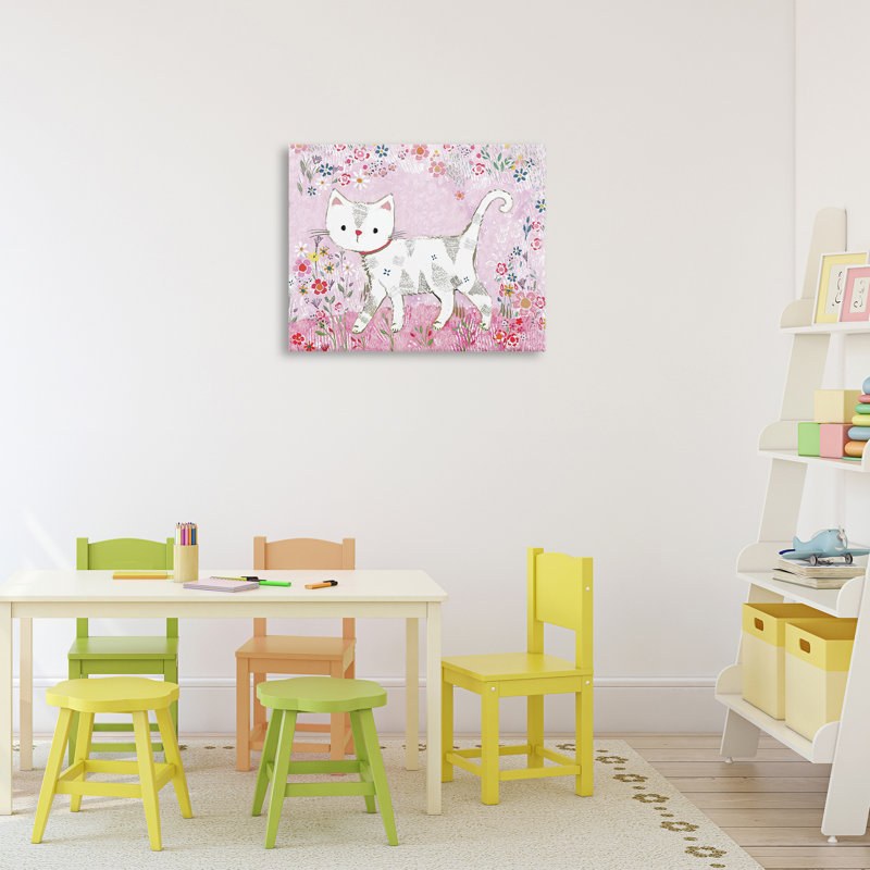 Chat qui marche sur une toile rose pastel, design par Clare Tupper, H 16 po x l 20 po