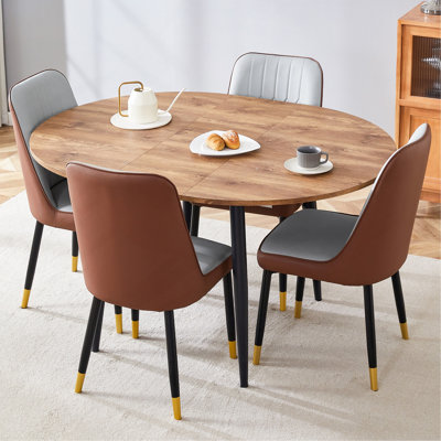 Ensemble de table et de chaises. Table de salle à manger moderne en bois aggloméré extensible. La table a une conception télescopique, adaptée aux rassemblements de différentes tailles.
