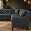 Canapé d'angle modulaire en forme de L, Chesterfield moderne de style Mid-Century avec dossier capitonné et garniture cloutée, structure renforcée robuste, résistant aux taches et aux égratignures, accueillant les animaux de compagnie, confort de soutien pour le salon-130033589