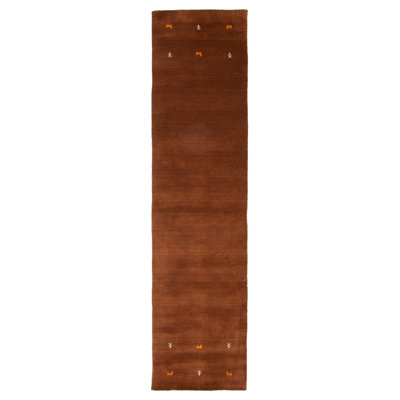 Les tapis Gabbeh sont fabriqués à la main avec des poils très hauts et des motifs très simples et stylisés.