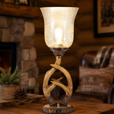 Cette lampe de table de 52 cm (20,5 pouces) en forme de bois de cerf est équipée de ports USB et d'une fonction mémoire.