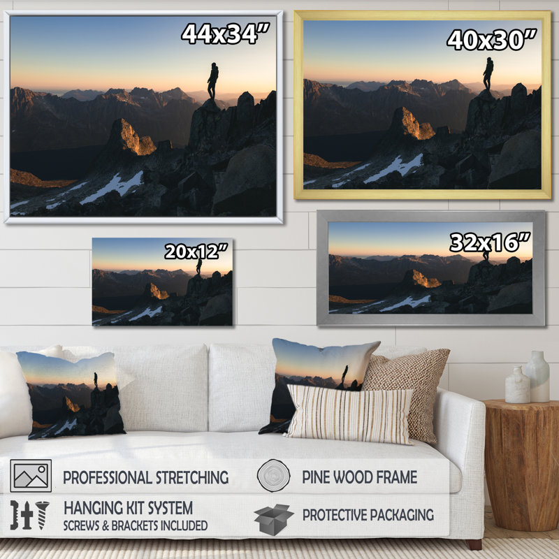 Morning Sky Horizon, homme debout au sommet d'une montagne sur toile, H 16 po x l 32 po x P 1 po, Cadre simple noir