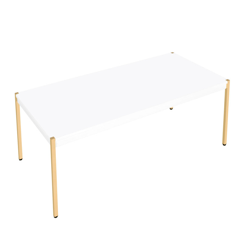 Élégante table basse blanche et dorée pour l'espace de vie principal, avec une large base de table en métal et des pieds rectangulaires robustes