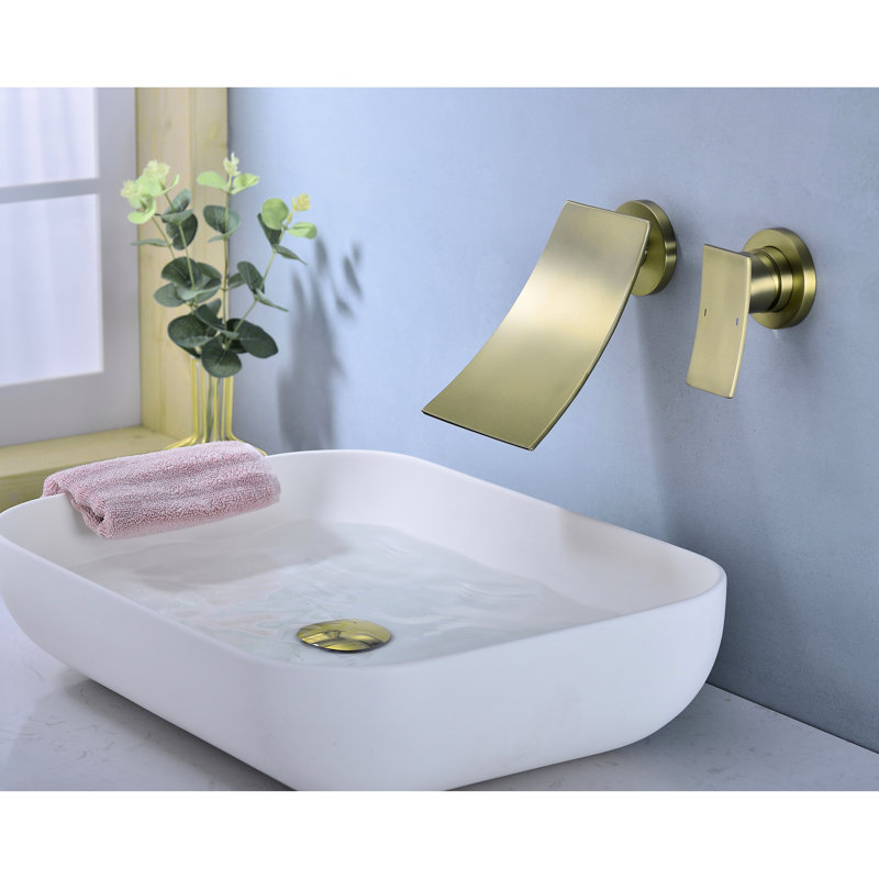 Robinet de salle de bain mural au fini doré lustré - large bec en cascade pour un style charmant et précis avec un charme précis