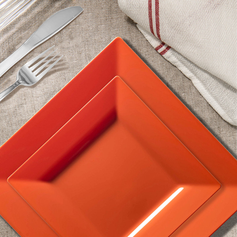 Assiettes carrées en plastique orange brûlé, ensemble de 30 pièces, idéal pour un mariage.
