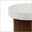 Dessus blanc antique et table d'appoint avec cadre en bois naturel, parfait pour ajouter de l'élégance et de la fonctionnalité à tout espace.