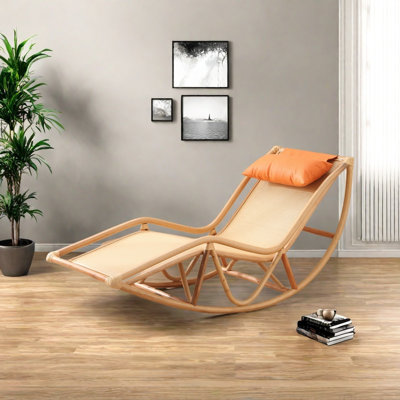 Chaise berçante confortable en rotin