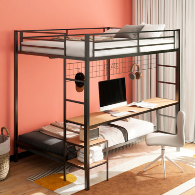 Lit double mat au-dessus d'un lit simple en métal noir mat avec parement de poste de travail et deux échelles pour lit superposé avec bureau en treillis