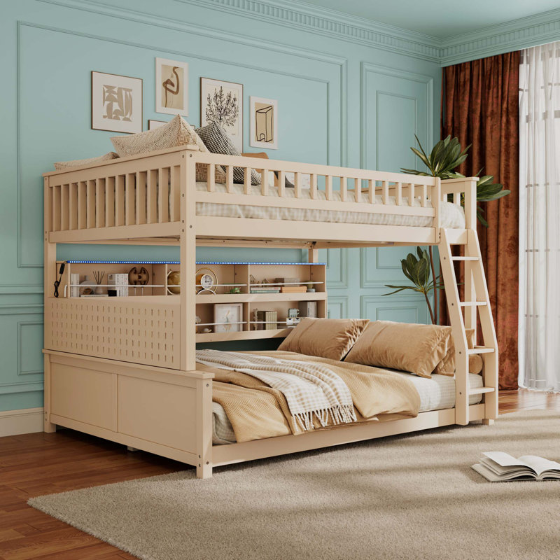 Lit double superposé au-dessus de grand lit double avec tablettes intégrées, lumières à changement de couleur et panneau perforé