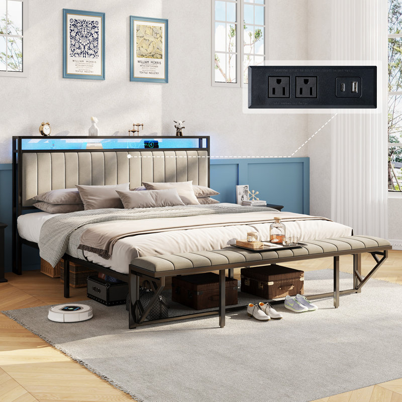 Structure de lit très grand avec repose-pieds Tryston, tête de lit tapissier, lumières à DEL, crème, Crème, Très grand