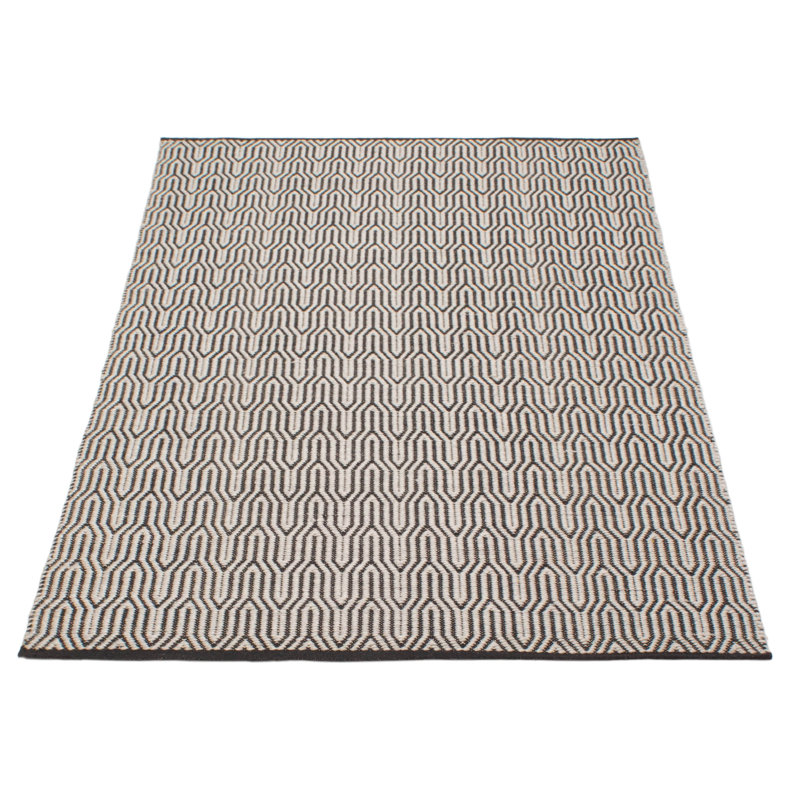 Confort moelleux avec un look et une texture artisanaux. Les fils doux et lustrés sont tissés à la main pour créer un éventail de textures, y compris des boucles surdimensionnées et des surfaces planes riches en dimensions.