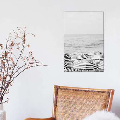 Riviera Umbrellas noir et blanc par Ruby and B - reproduction de photo