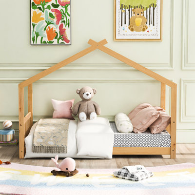 Lit plateforme simple naturel avec forme de maison. Cadre en bois pour la chambre à coucher et tête de lit. Pin. Mobilier tendance