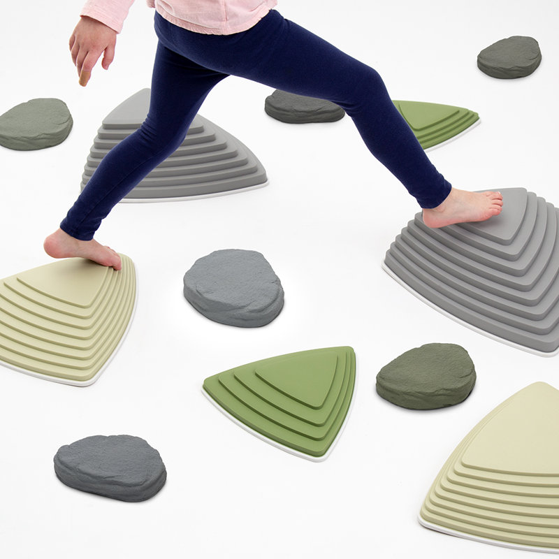 JumpOff Jo - Rocksteady Plus - Blocs améliorant l'équilibre et la coordination, Pierres en mousse, Jouets sensoriels pour enfants - Parcours d'obstacles intérieur et extérieur, ensemble de 12 pièces - Camouflage vert