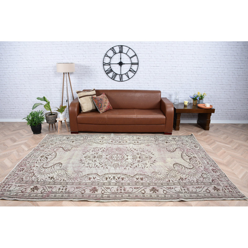 Authentique tapis turc rétro parfait pour créer un espace invitant dans votre salon ou votre salle à manger