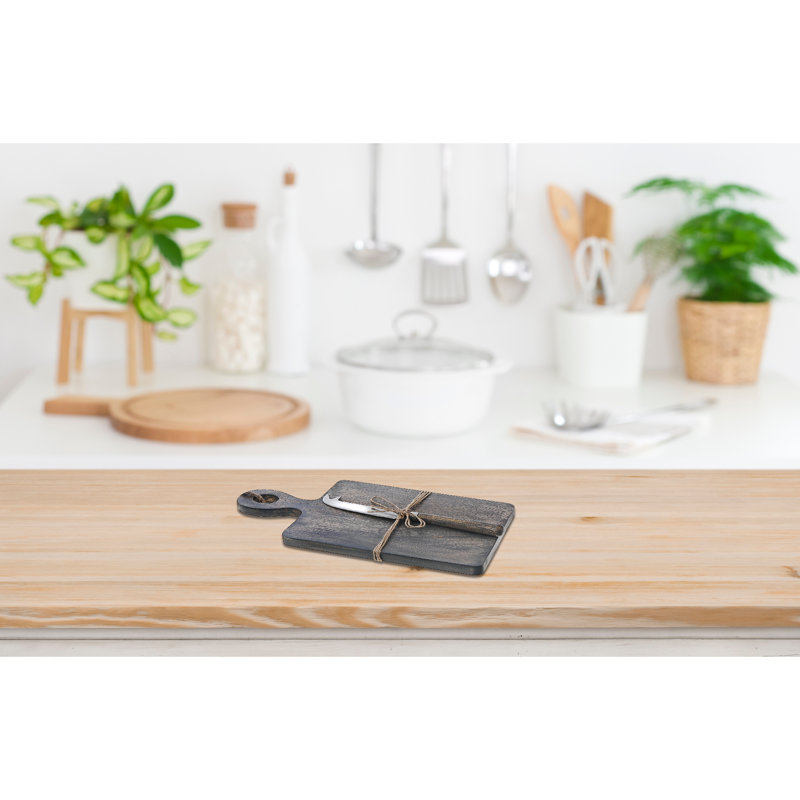 Planche de bois gris avec poignée et épandeur gris