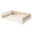 Lit plateforme en bois avec garde-corps et coussin