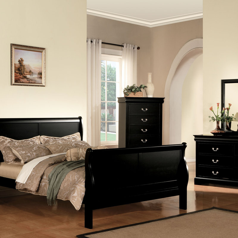 Grand lit traditionnel noir en bois massif pour une chambre classique au design intemporel