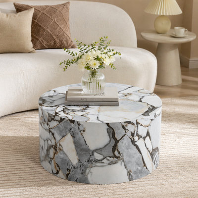 Une simple table basse cylindrique texturée en marbre blanc de 23,6 pouces de diamètre x 11,8 pouces de hauteur, fabriquée en bois aggloméré. Convient aux salons de style industriel ou minimaliste.