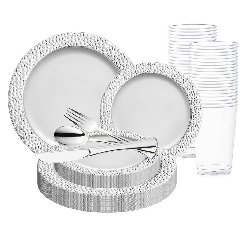 Ensemble de 60 assiettes rondes en plastique blanc à bord argenté martelé, idéales pour un mariage.