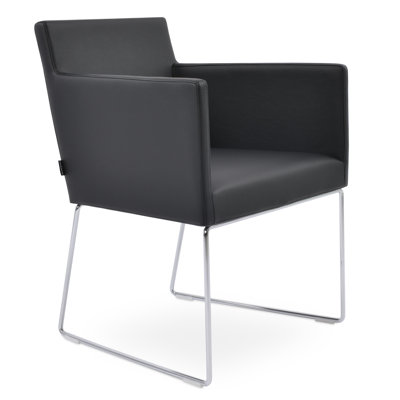Chaise avec accoudoirs en fil de fer Harbut