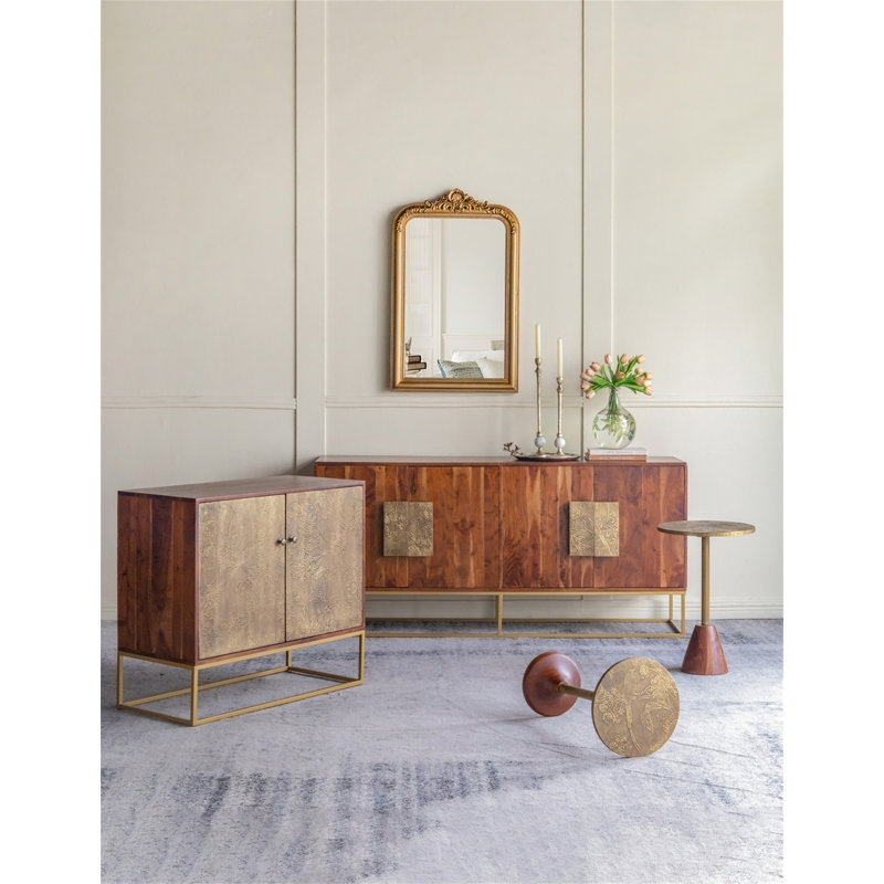 Table d'appoint mince en laiton 11,8 x 11,8 x 24 po avec plateau texturé doré et base en bois
