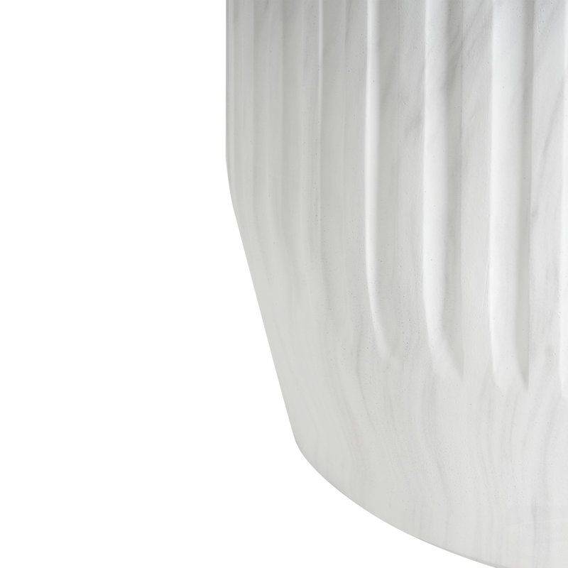 La table d'appoint d'extérieur sculptée, élégante et durable pour une utilisation intérieure et extérieure, ajoute une touche de luxe et de polyvalence