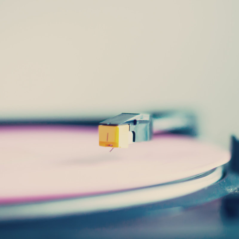 Vintage Turntable with Pink Disc par Andreka - Photographie de toile tendue, H 30 po x l 30 po, Rose