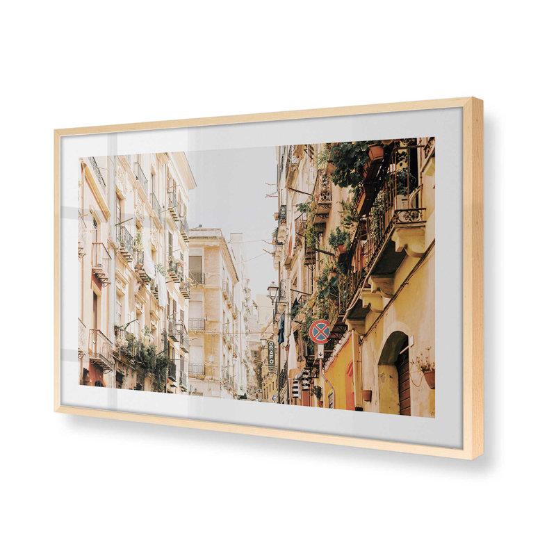 Alleyway Allure Print, H 17 po x l 21 po x P 1,25 po, Érable brut encadré