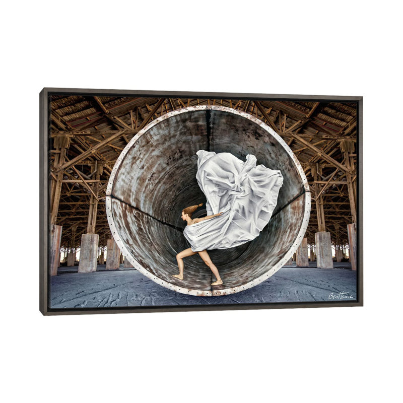 « Time Traveler » par Ben Heine-reproduction de photo, Pas de tapis, Toile encadrée de bois rustique foncé