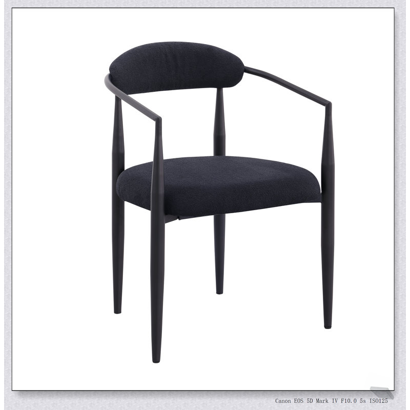 Ensemble de chaises de salle à manger de style Mid-Century moderne, dossier élégant avec pieds en métal noir pour plus de confort et de style