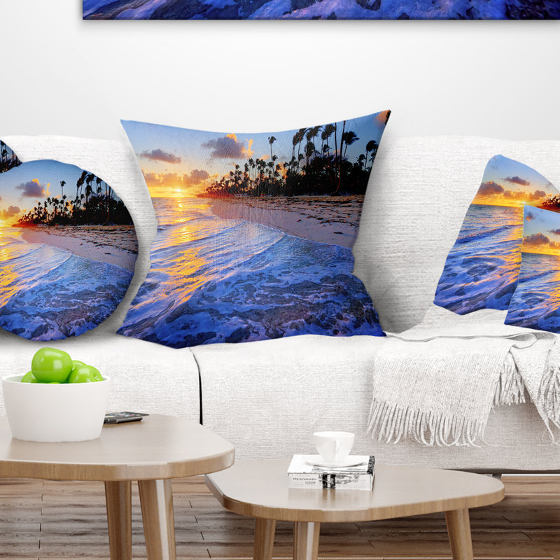 Coussin imprimé vagues bleues le long de la côte - Sea & Shore, 16 po x 1 po, Coussin décoratif