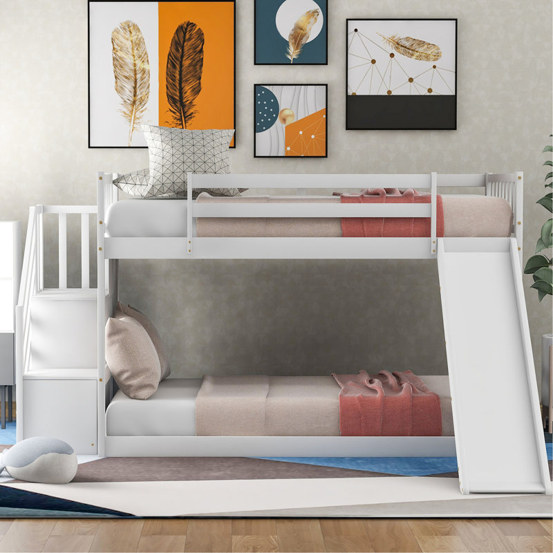 Lit simple au-dessus d'un lit superposé blanc avec glissière et escalier - Conception compacte en bois massif et option de rangement amusante