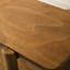 Table de bout Mid-Century moderne en noyer avec tablette - construction pour une table d'appoint à utilisation à long terme
