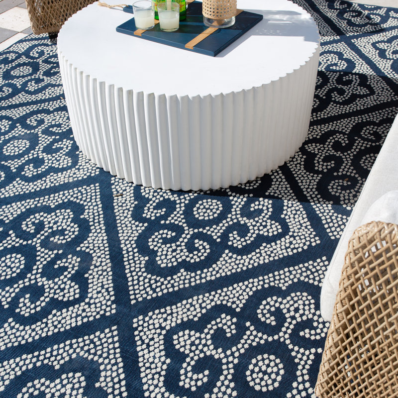 Tapis intérieur / extérieur bleu marine / ivoire Anastasaos, Rectangle 5 pi 3 po x 7 pi 6 po