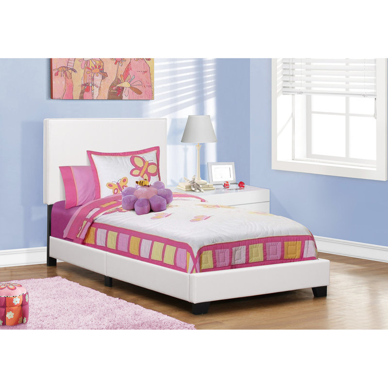 Lit simple tapissier en similicuir blanc, pour un faux revêtement de chambre à coucher: structure plateforme avec structure et profil bas, matelas avec sommier tapissier requis