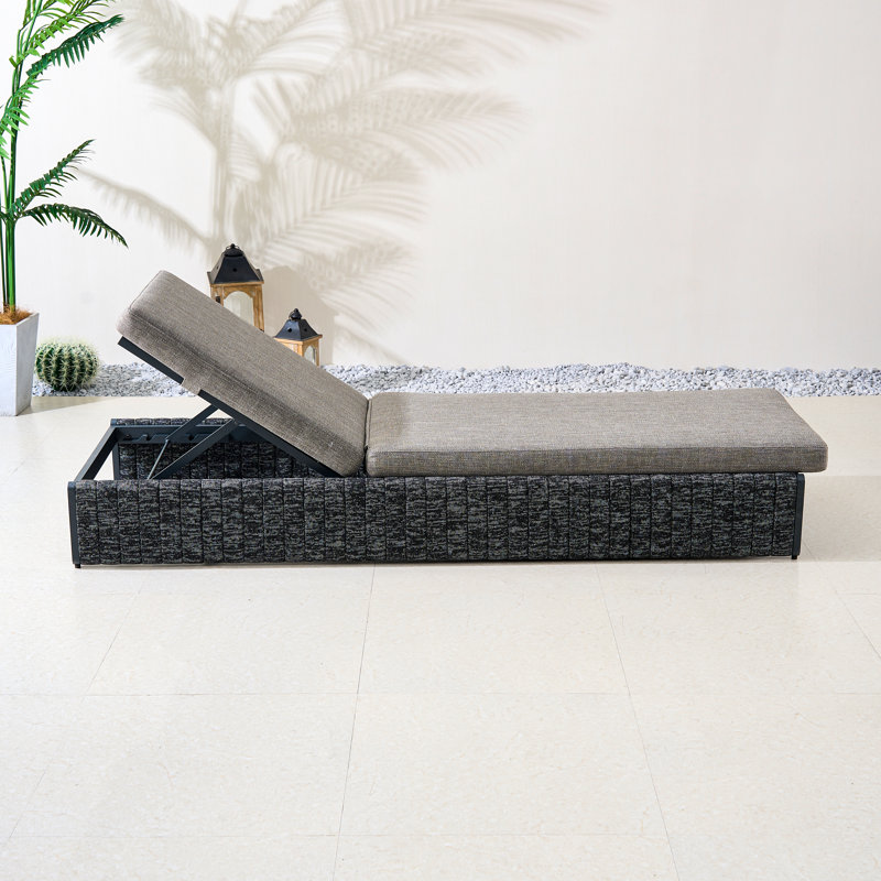 Chaise longue d'extérieur en aluminium avec sangles tissées et coussins