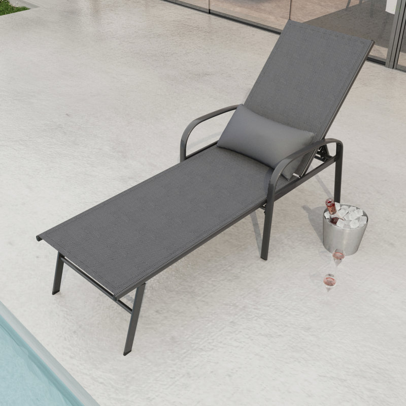 Patio de piscine extérieure de couleur grise avec coussin