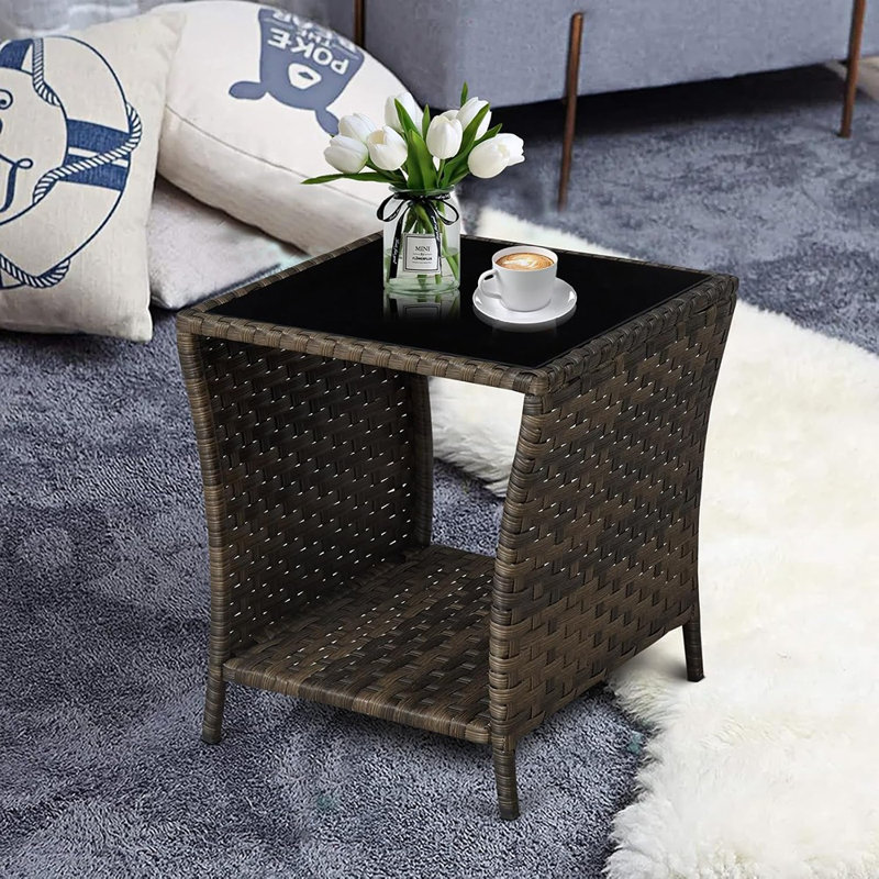 Table d'appoint d'extérieur en rotin avec plateau en verre - Table de bout de patio avec rangement pour le jardin, le balcon et l'intérieur / l'extérieur