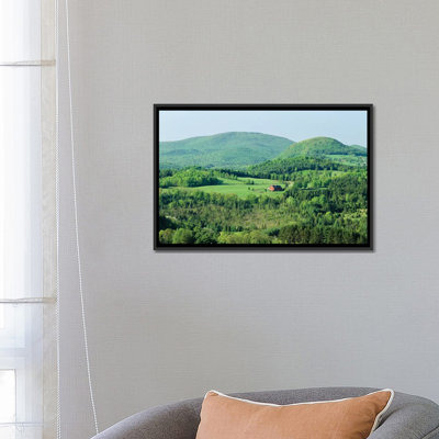 « vue haut angle d’une grange dans un champ entouré d’une forêt, peacham, calédonie county, vermont, états-unis », reproduction de photo sur toile